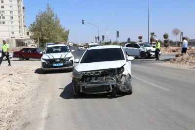 İki otomobilin &ccedil;arpıştığı kazada bir kişi yaralandı