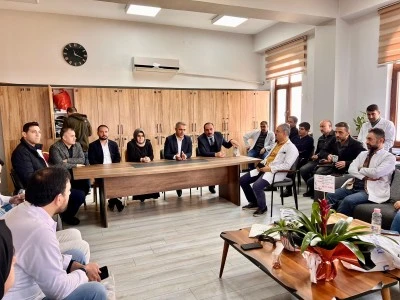 İl Başkanı, &ouml;ğretmenlere &ccedil;i&ccedil;ek takdim etti
