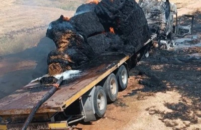 İl&ccedil;esinde saman y&uuml;kl&uuml; tır ile trakt&ouml;r yandı
