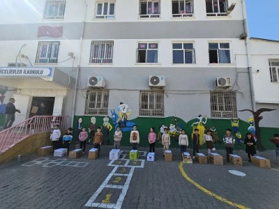 İlkokul &ouml;ğrencileri har&ccedil;lıklarıyla ihtiya&ccedil; sahiplerine ramazan kolisi hazırladı