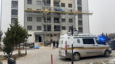 İnşaat iskelesinden d&uuml;şen 3 iş&ccedil;i ağır yaralandı