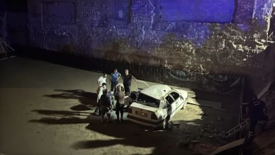 İnşaat temeline devrilen ara&ccedil;taki 4 kişi yaralandı