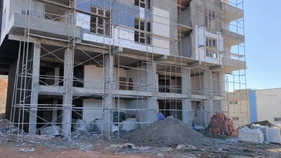 İnşaatın 7'nci katından d&uuml;şen iş&ccedil;i &ouml;ld&uuml;