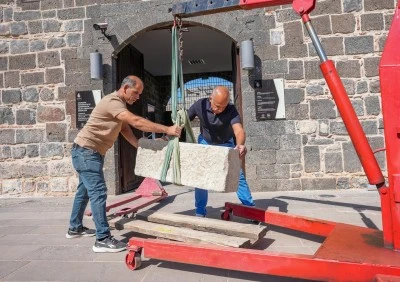 İnşaatta iş makinesinin kep&ccedil;esine takılan mezar kapağı incelenecek