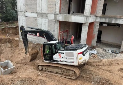 İş makinasıyla duvar arasında sıkışan iş&ccedil;i &ouml;ld&uuml;