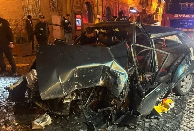 İş yerinin duvarına &ccedil;arpan otomobildeki 4 kişi yaralandı
