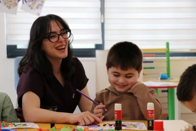 İşitme engelli ailesini taklit eden &ccedil;ocuk eğitimle konuşmaya başladı