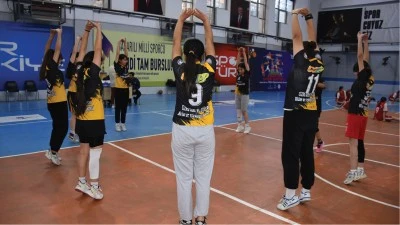 İşitme engelli milli basketbolcu, Şırnaklı &ouml;ğrencileri spora kazandırmak i&ccedil;in &ccedil;alışıyor