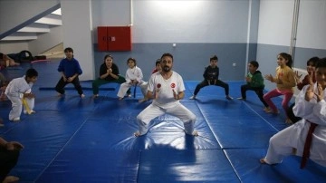 İskenderun'daki Karate Antrenörü Depremzede Çocuklara Eğitim Veriyor