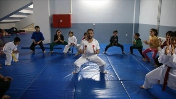 İskenderun'daki Karate Antren&ouml;r&uuml; Depremzede &Ccedil;ocuklara Eğitim Veriyor