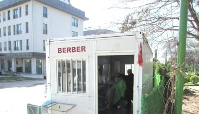 İslahiye'de 55 yıllık berber mesleğini konteynerde s&uuml;rd&uuml;r&uuml;yor