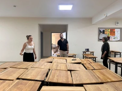 İslahiye'de &ouml;ğretmenler, okulların sıralarını onardı