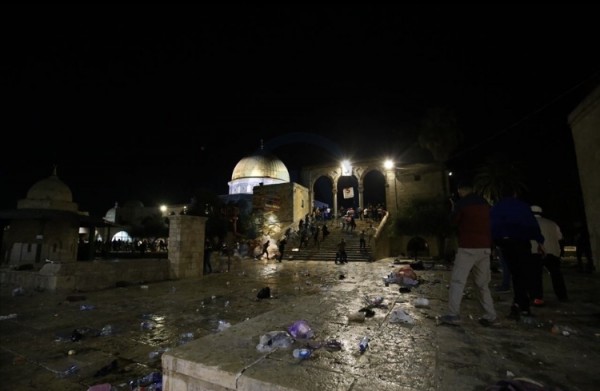 İsrail Polisi Mescid-i Aksa’da namaz kılan cemaate saldırdı