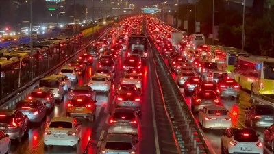 İstanbul'da akşam saatlerinde trafik yoğunluğu y&uuml;zde 90'a ulaştı