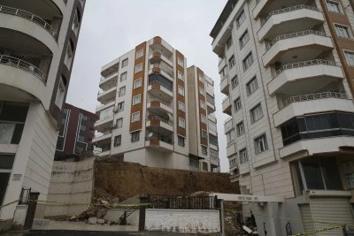 İstinat duvarı yıkılan binanın yanındaki apartman da boşaltıldı