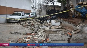 İstinat duvarının altında kalan iki kardeşten biri &ouml;ld&uuml;