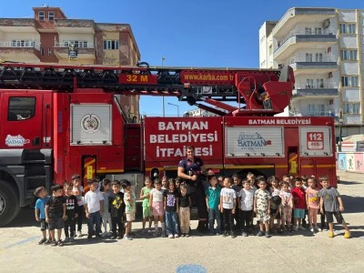 İtfaiye erleri, &ouml;ğrencilerle buluştu