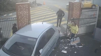 İzmir'de Otomobil Kontrolden &Ccedil;ıktı: Okul Bah&ccedil;esine Girdi