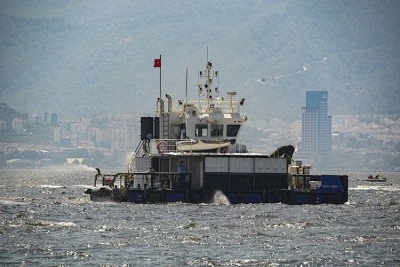 İzmir K&ouml;rfezi'nde yeniden başlayan balık &ouml;l&uuml;mleri s&uuml;r&uuml;yor