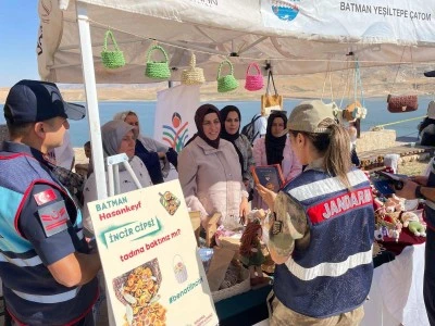 Jandarma Hasankeyf&rsquo;te stant a&ccedil;tı