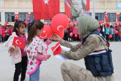 Jandarma, k&ouml;y &ccedil;ocuklarının bayramını etkinliklerle kutladı