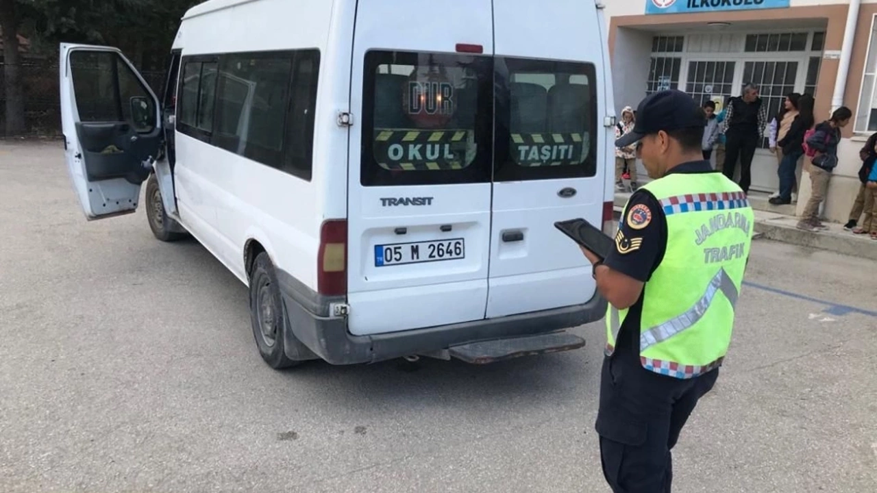 Jandarma okul servis ara&ccedil;larını denetledi