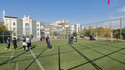 Jandarma ve &ouml;ğretmenler, halı sahada &ccedil;alıştı