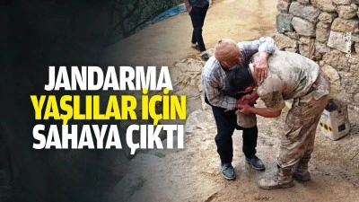 Jandarma, yaşlılar i&ccedil;in sahaya &ccedil;ıktı