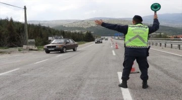 Jandarmadan s&uuml;r&uuml;c&uuml; ve yolculara emniyet kemeri eğitimi