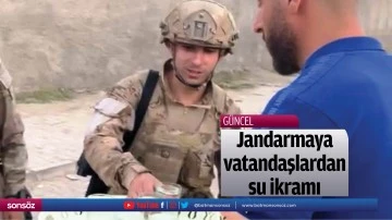 Jandarmaya vatandaşlardan su ikramı