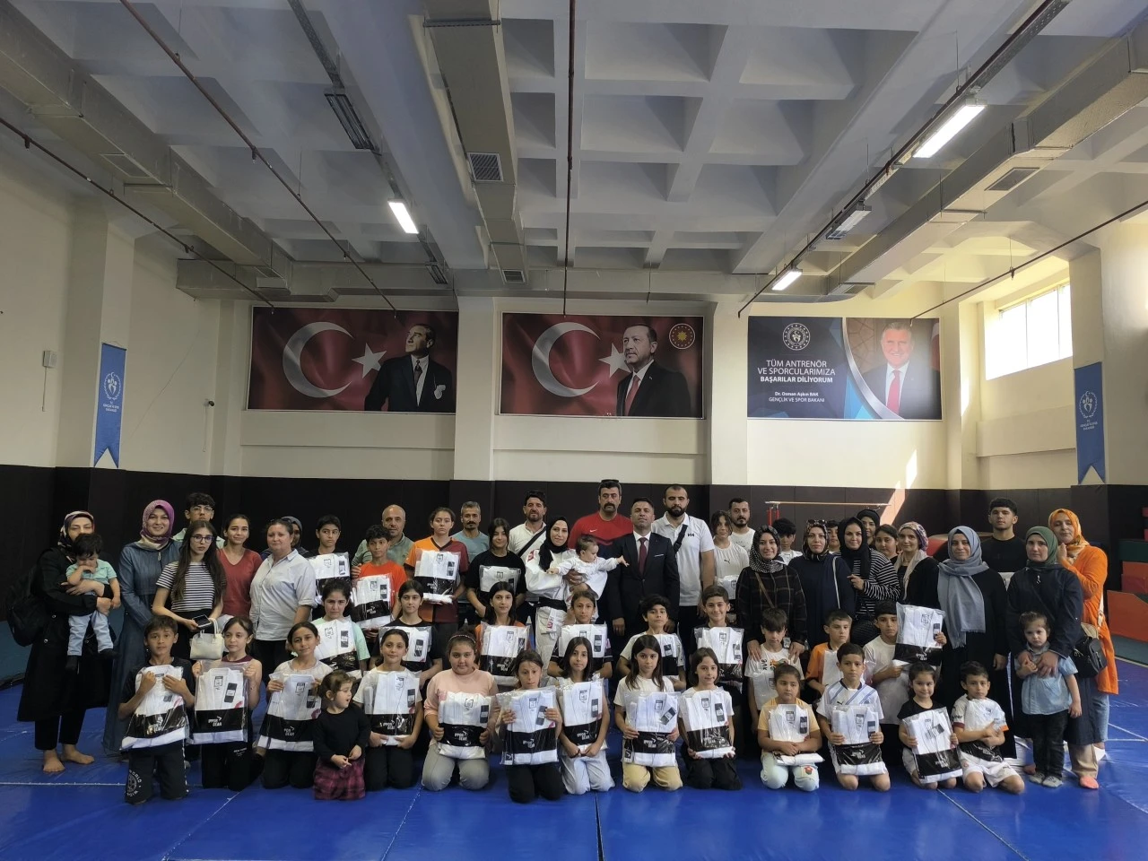 Judoculara kıyafet dağıtıldı