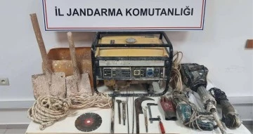 Ka&ccedil;ak kazı yapan 5 ş&uuml;pheli yakalandı