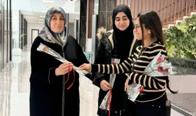 Kadın &ccedil;alışanlara karanfil