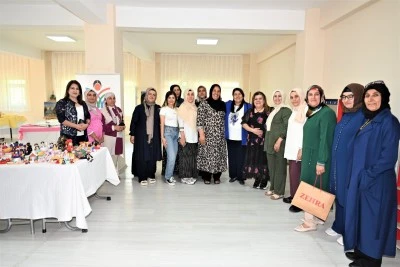 Kadın kursiyerler el emeklerini sergiledi