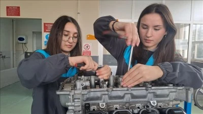 Kadın motor ustası adayları lisede mesleğin inceliklerini &ouml;ğreniyor