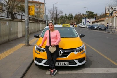 Kadın taksici mesleğiyle &ouml;n yargıları yıkmak istiyor