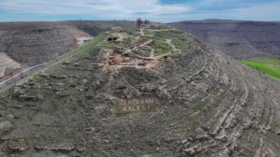 Kadınlar 3 bin yıllık Zerzevan Kalesi'nde tarihin izini s&uuml;r&uuml;yor