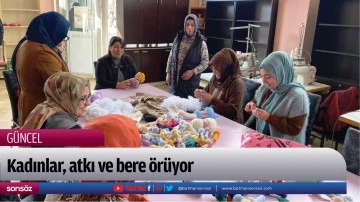 Kadınlar, atkı ve bere &ouml;r&uuml;yor