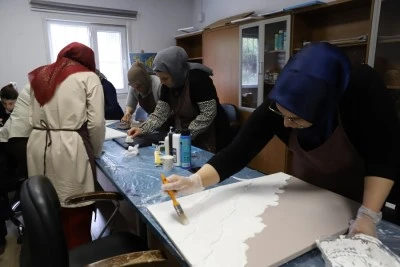 Kadınlar at&ouml;lyede hem &uuml;retiyor hem dayanışmayı b&uuml;y&uuml;t&uuml;yor