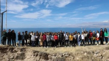 Kadınlar, Ayanis Kalesi'nin bulunduğu tepede spor yaptı