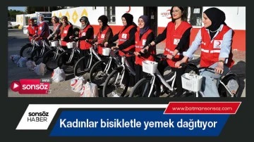 Kadınlar bisikletle yemek dağıtıyor