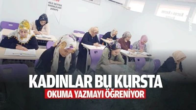 Kadınlar bu kursta okuma yazmayı &ouml;ğreniyor