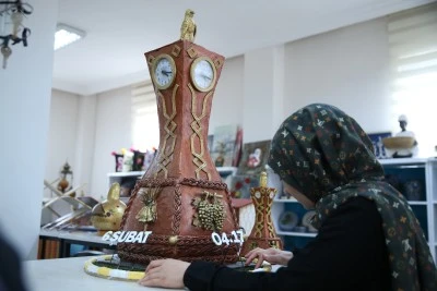 Kadınlar, depremin simgesi saat kulesinin maketini yapıyor