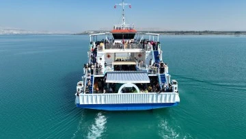 Kadınlar feribotla Fırat Nehri'ni gezdi