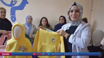 Kadınlar hem meslek &ouml;ğreniyor hem &ccedil;ocukları giydiriyor