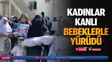 Kadınlar, kanlı bebeklerle y&uuml;r&uuml;d&uuml;