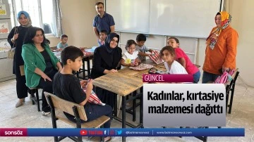Kadınlar, kırtasiye malzemesi dağıttı