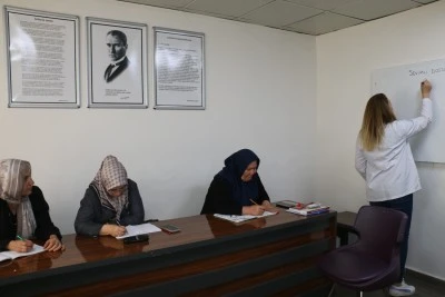 Kadınlar okuma &ndash;yazma kursunda