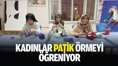 Kadınlar patik &ouml;rmeyi &ouml;ğreniyor