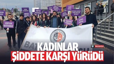 Kadınlar şiddete karşı y&uuml;r&uuml;d&uuml;